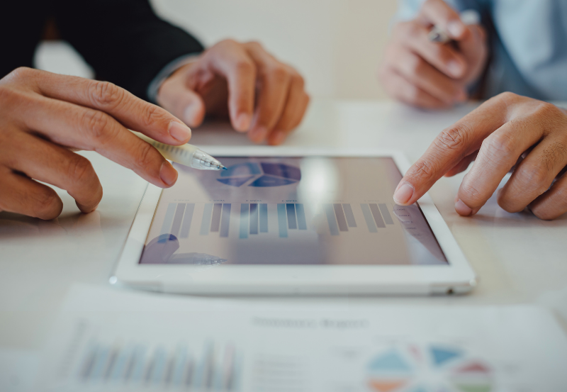 Painel financeiro mostrando status de pagamentos